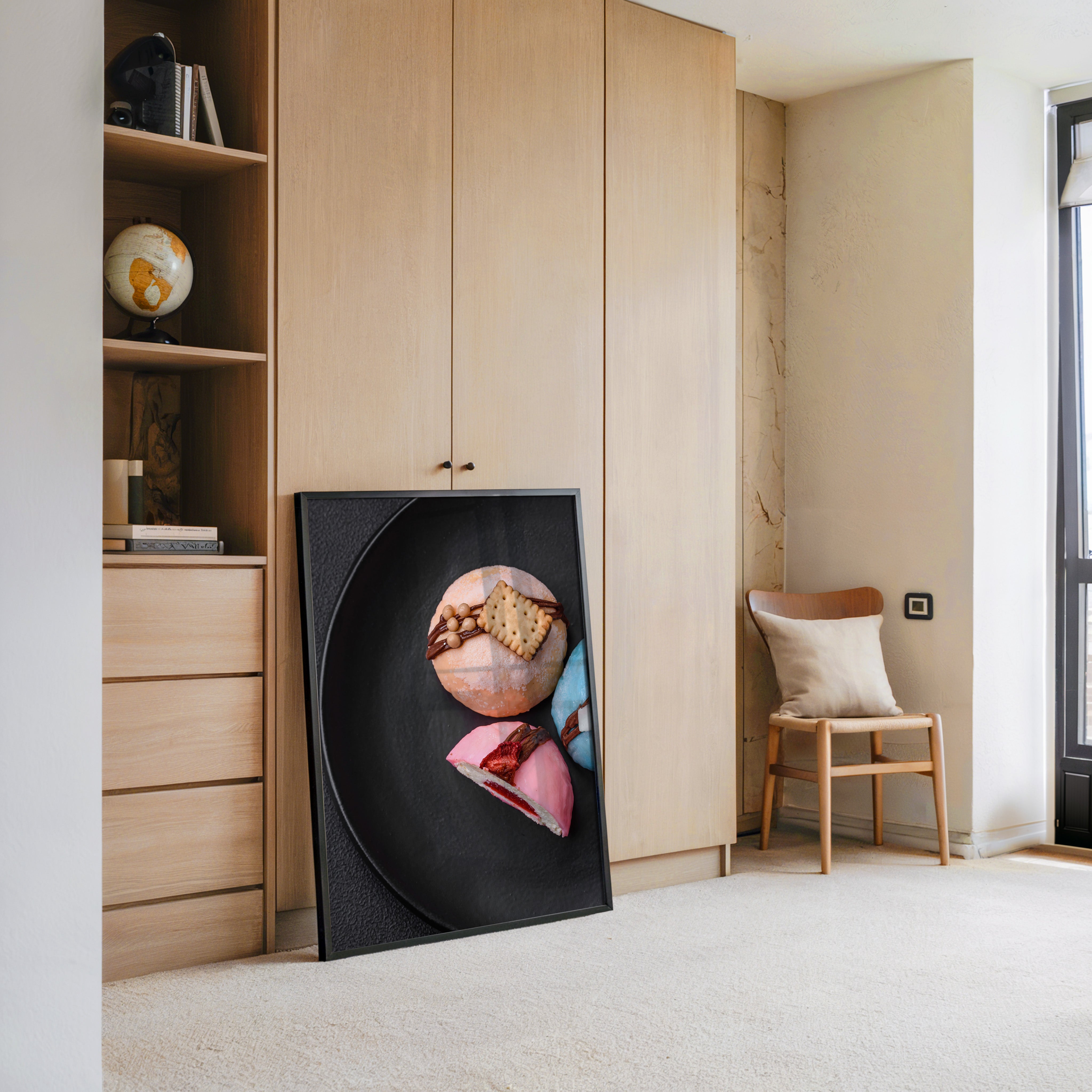 Bunte Desserts auf schwarzem Teller