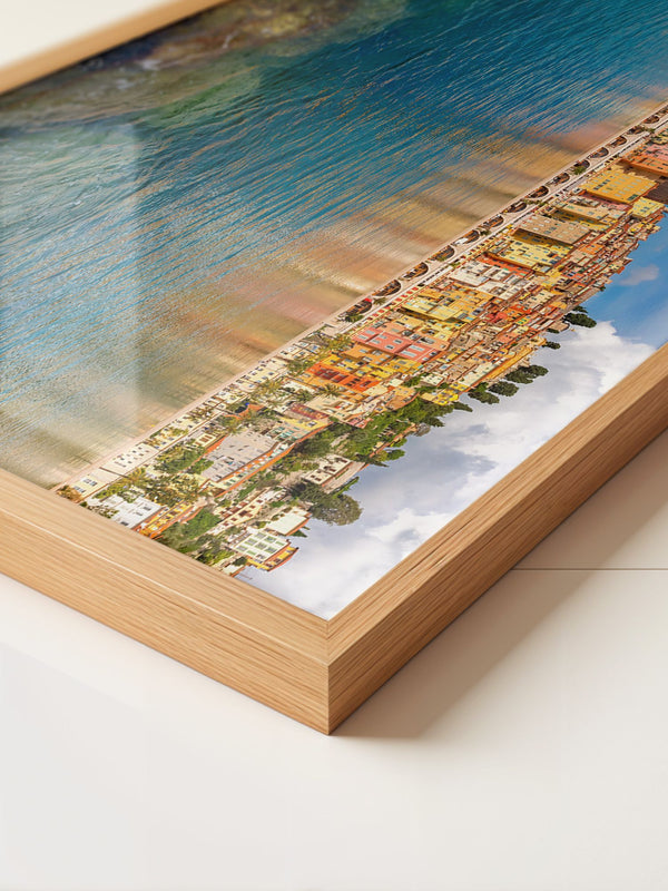 Bunte Küstenhäuser Spiegelung