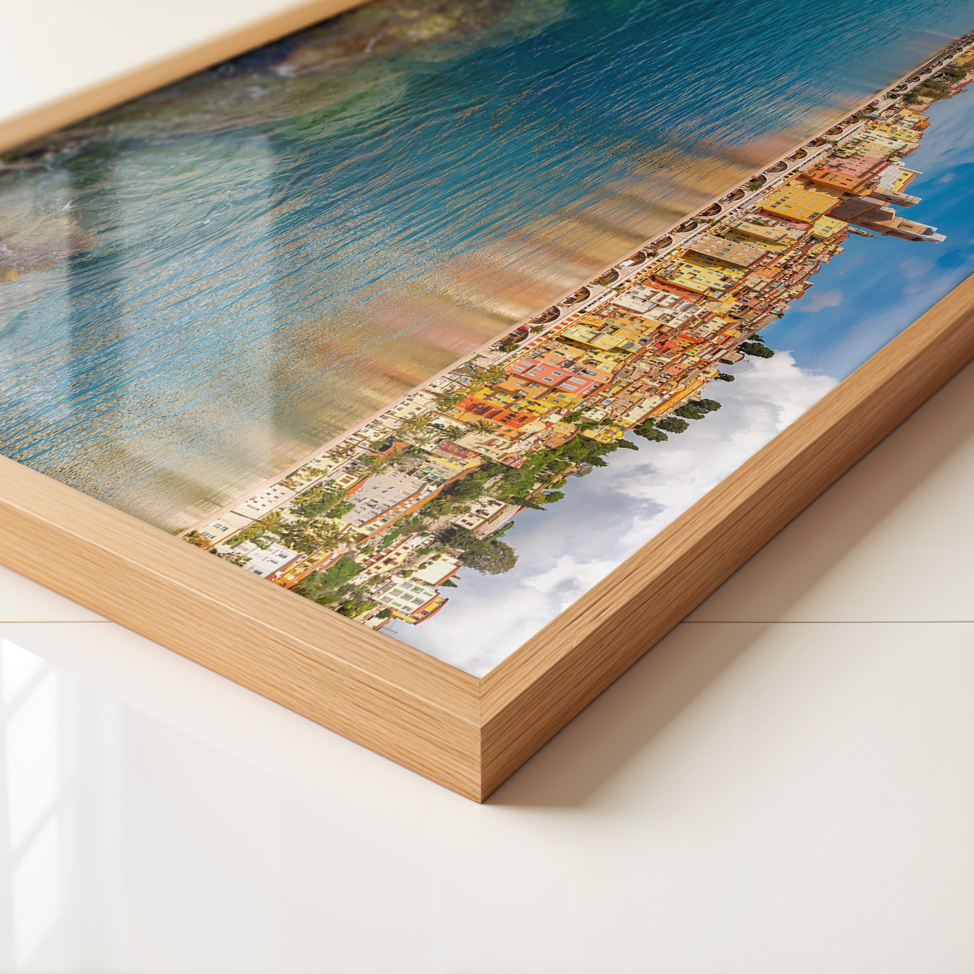 Bunte Küstenhäuser Spiegelung