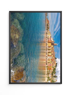 Bunte Küstenhäuser Spiegelung