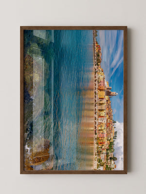 Bunte Küstenhäuser Spiegelung