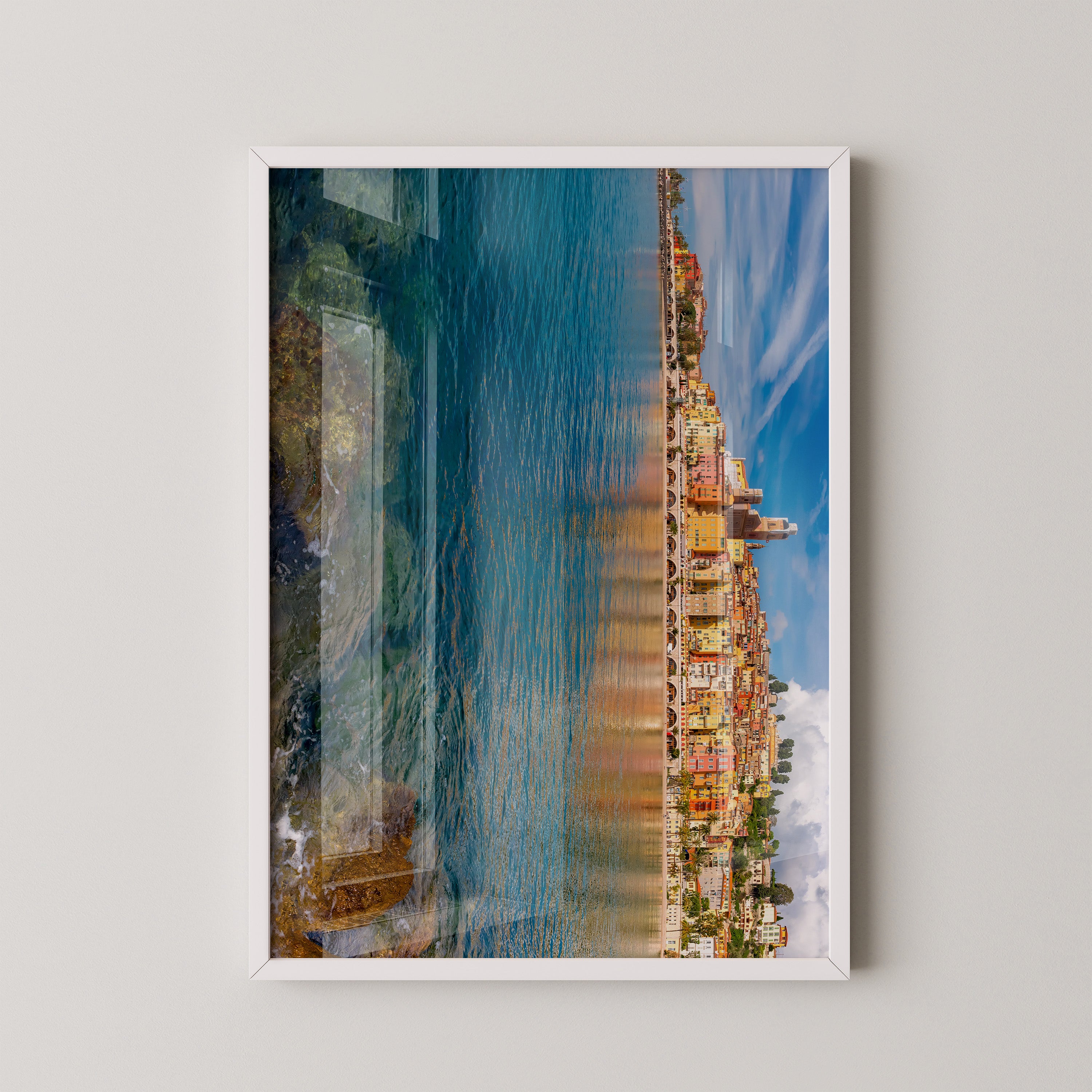 Bunte Küstenhäuser Spiegelung