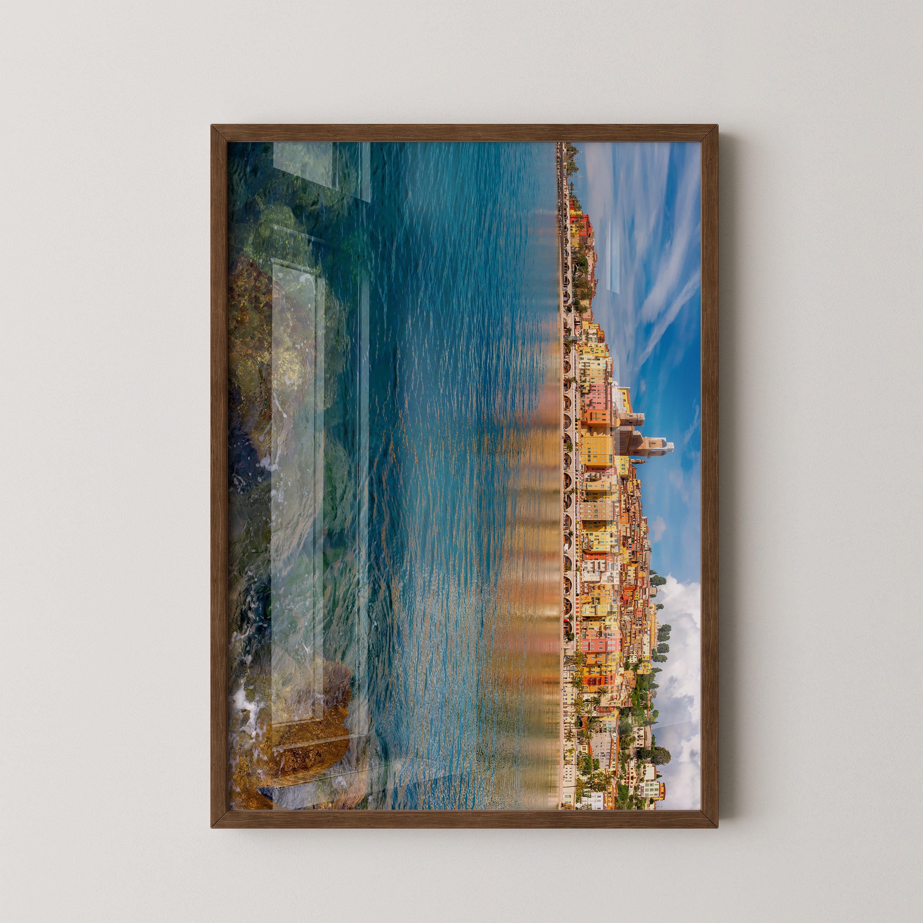 Bunte Küstenhäuser Spiegelung