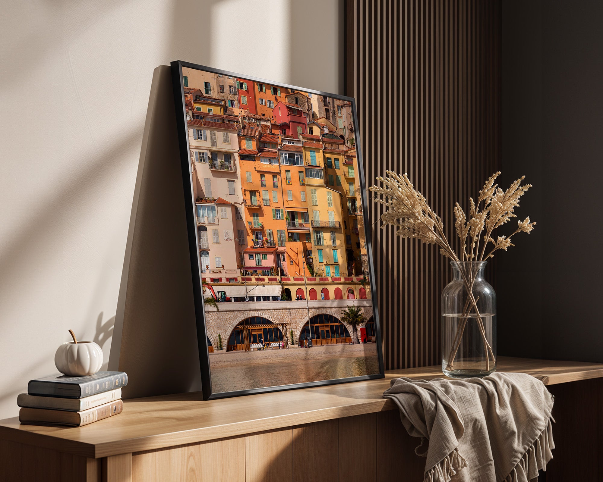 Bunte Häuserfassade am Meer