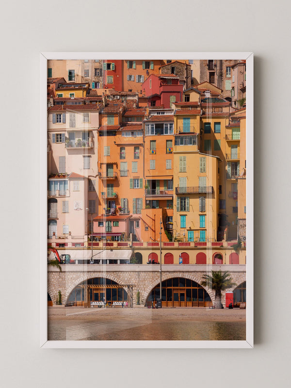 Bunte Häuserfassade am Meer