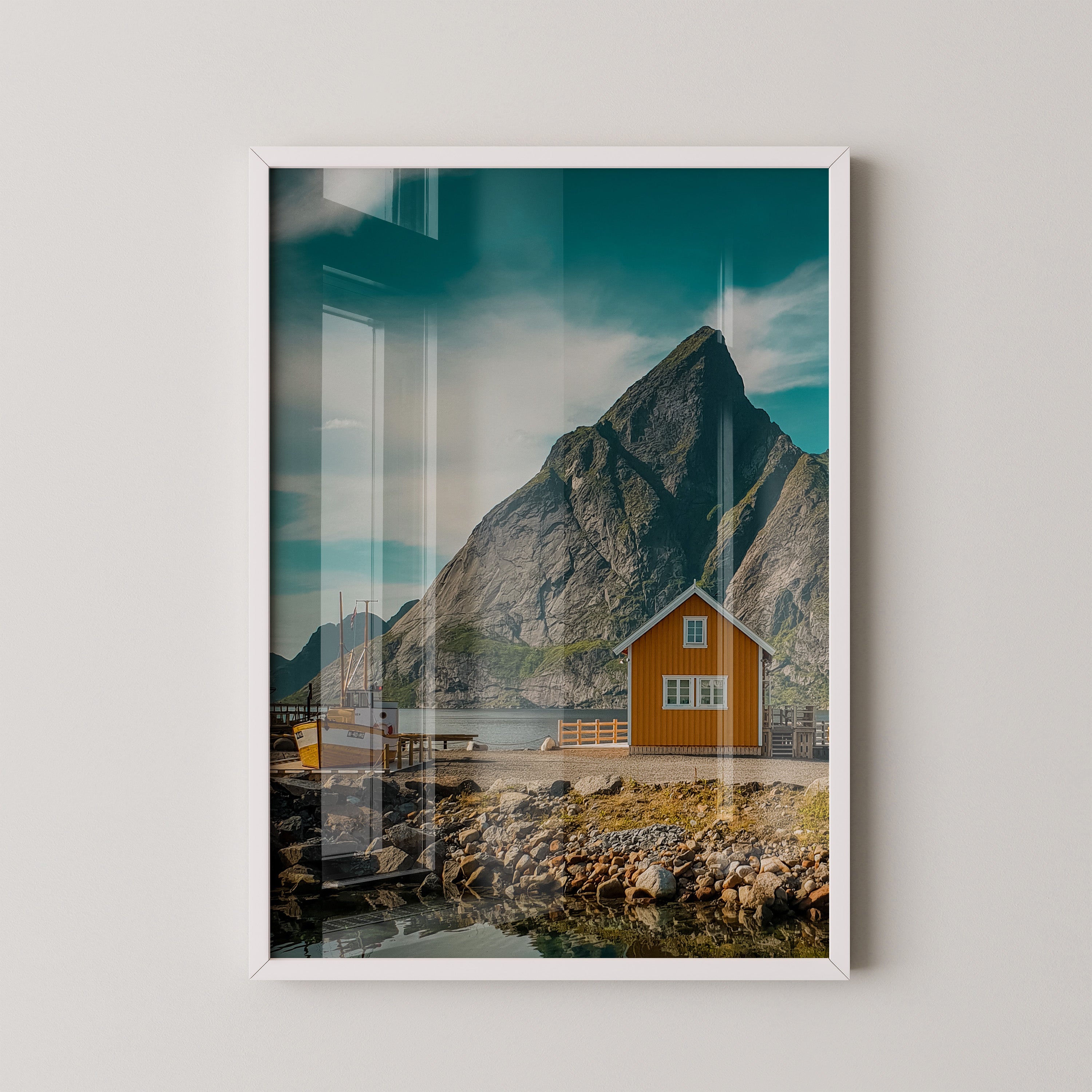 Gelbes Haus Bergkulisse