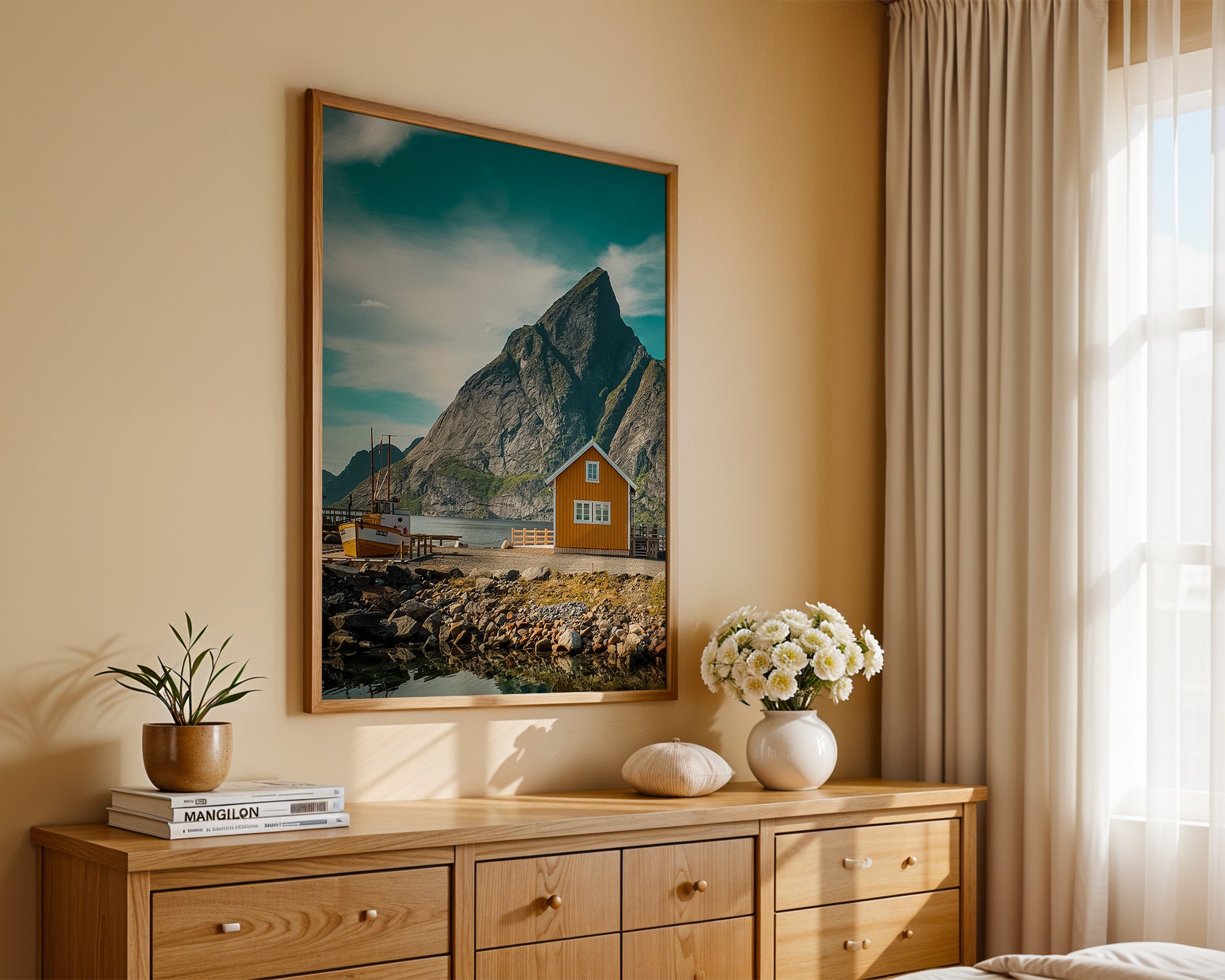 Gelbes Haus Bergkulisse