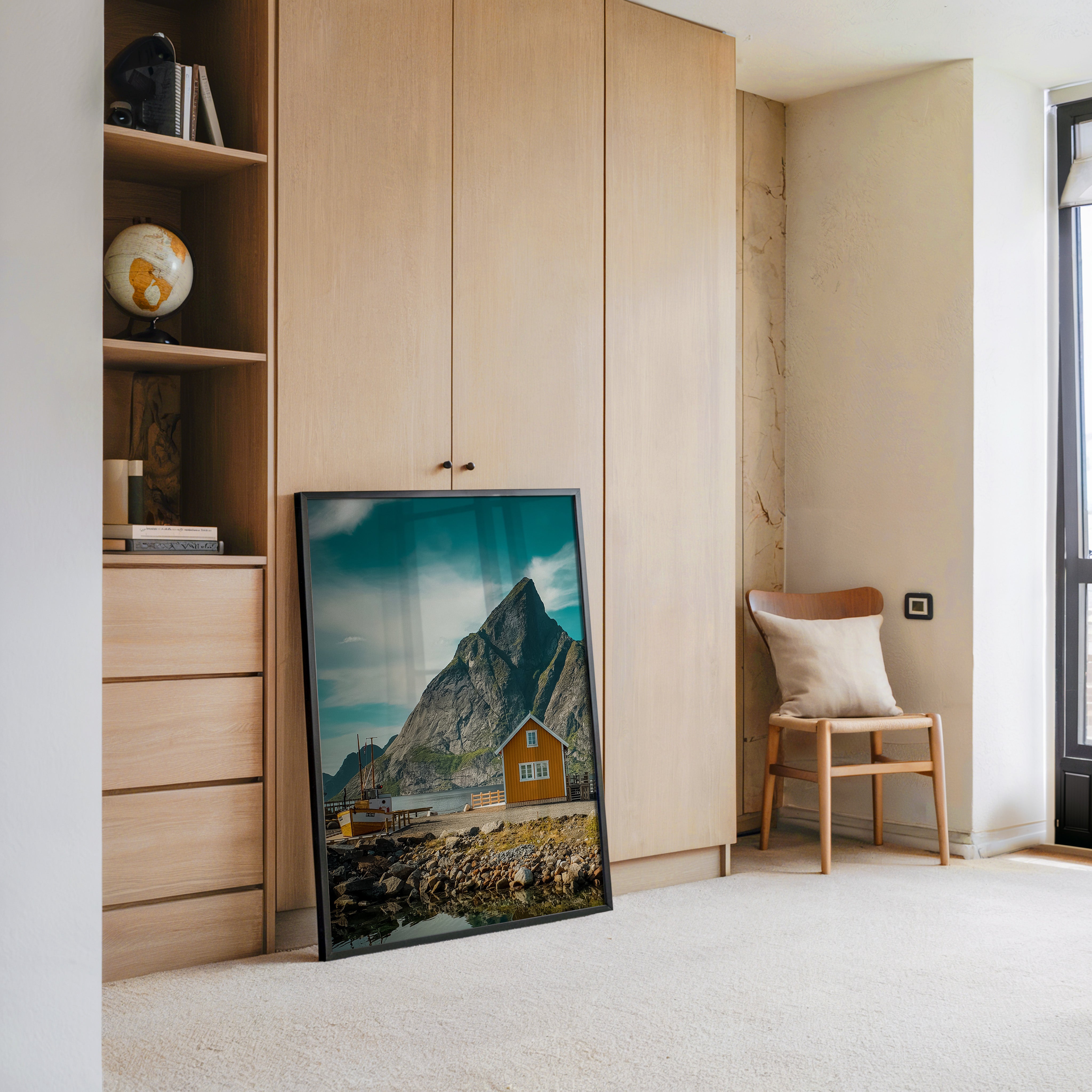 Gelbes Haus Bergkulisse