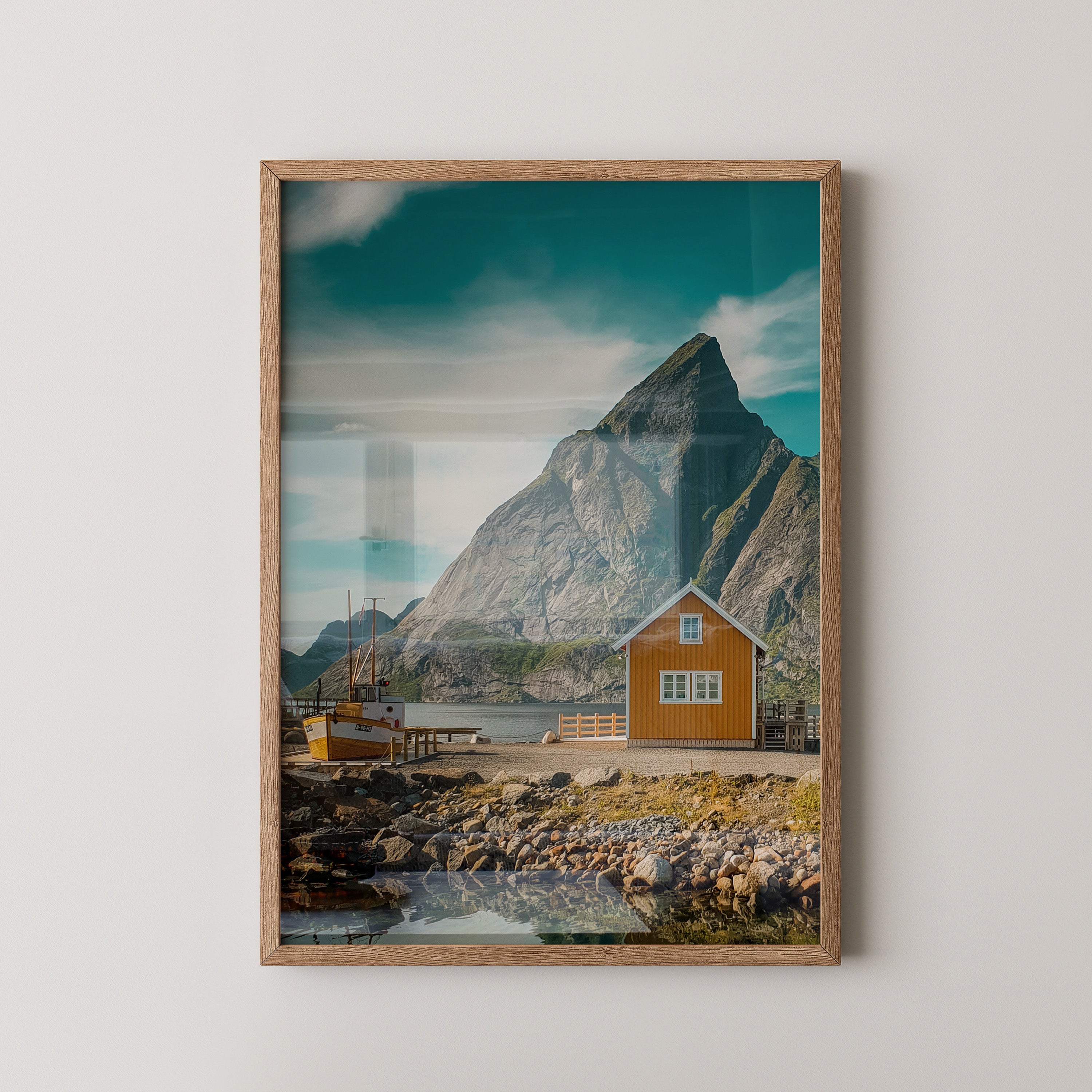 Gelbes Haus Bergkulisse