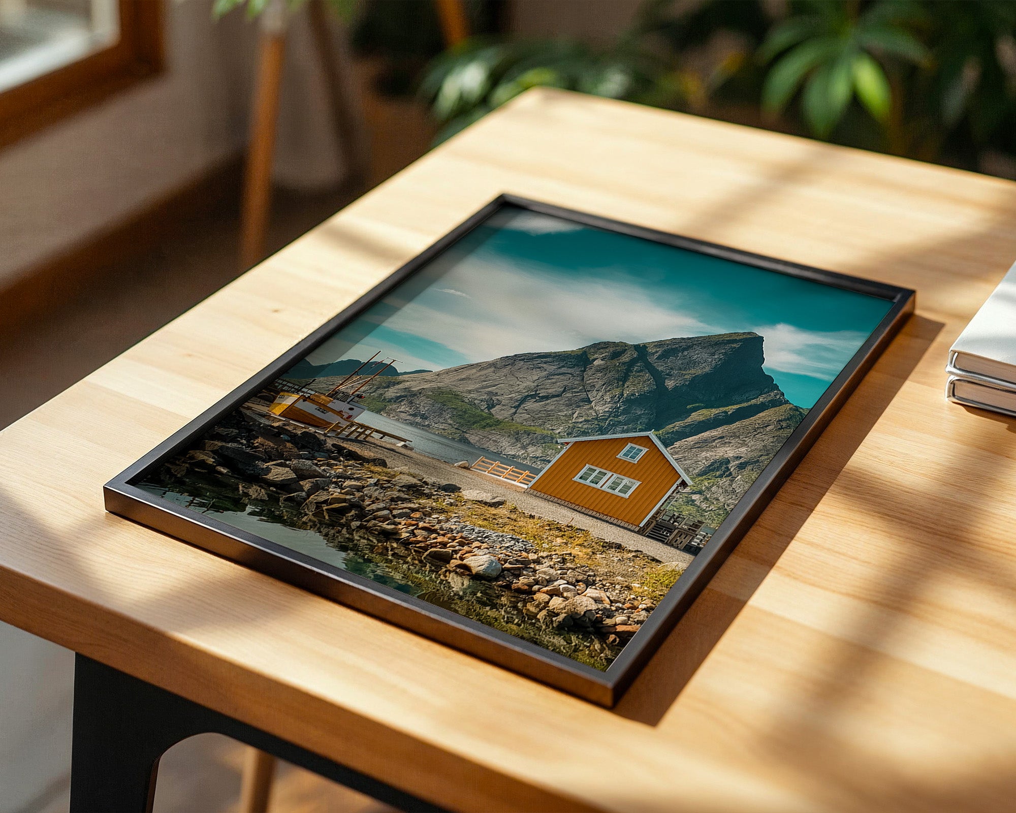 Gelbes Haus Bergkulisse