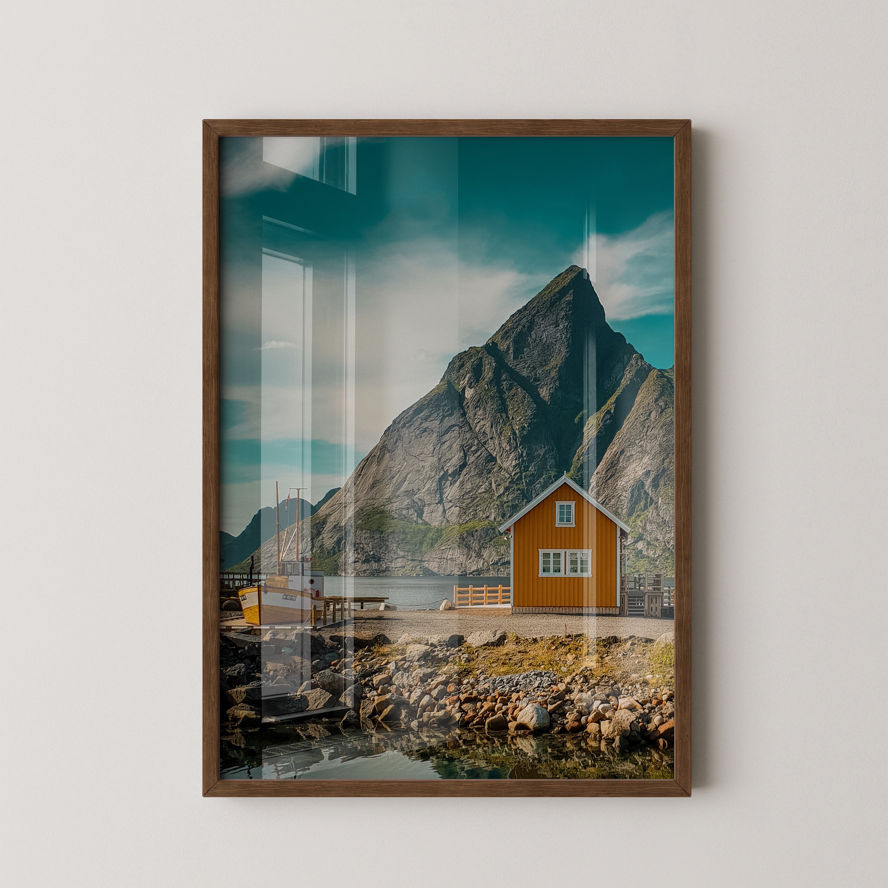 Gelbes Haus Bergkulisse