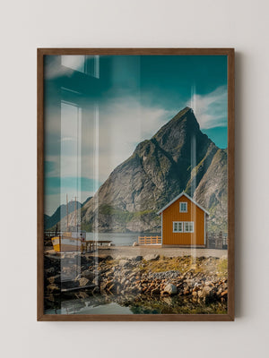 Gelbes Haus Bergkulisse