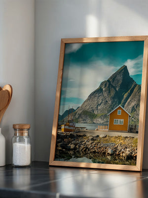 Gelbes Haus Bergkulisse