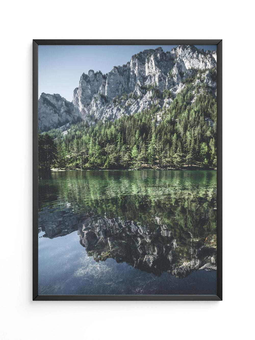 Bergsee Spiegelung alpines Grün