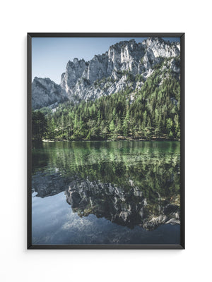 Bergsee Spiegelung alpines Grün