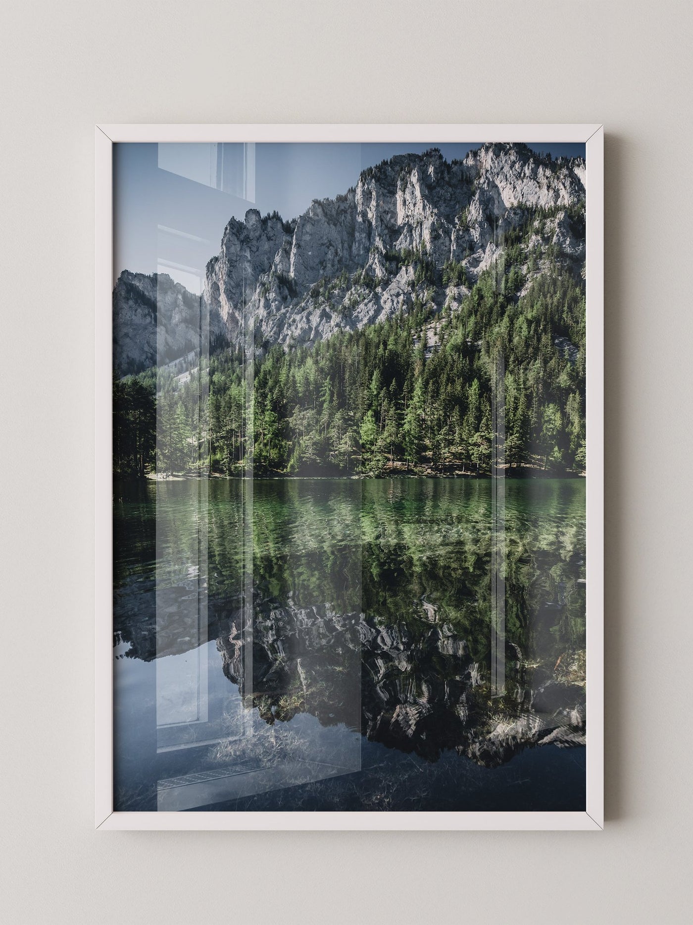 Bergsee Spiegelung alpines Grün