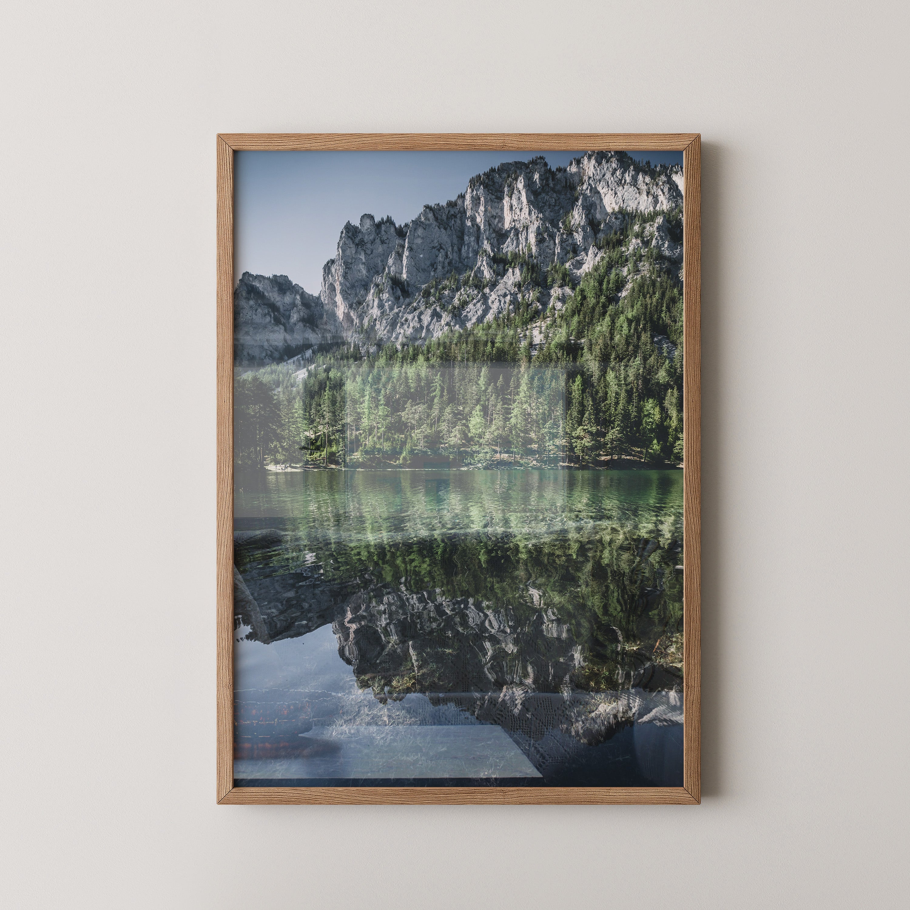 Bergsee Spiegelung alpines Grün