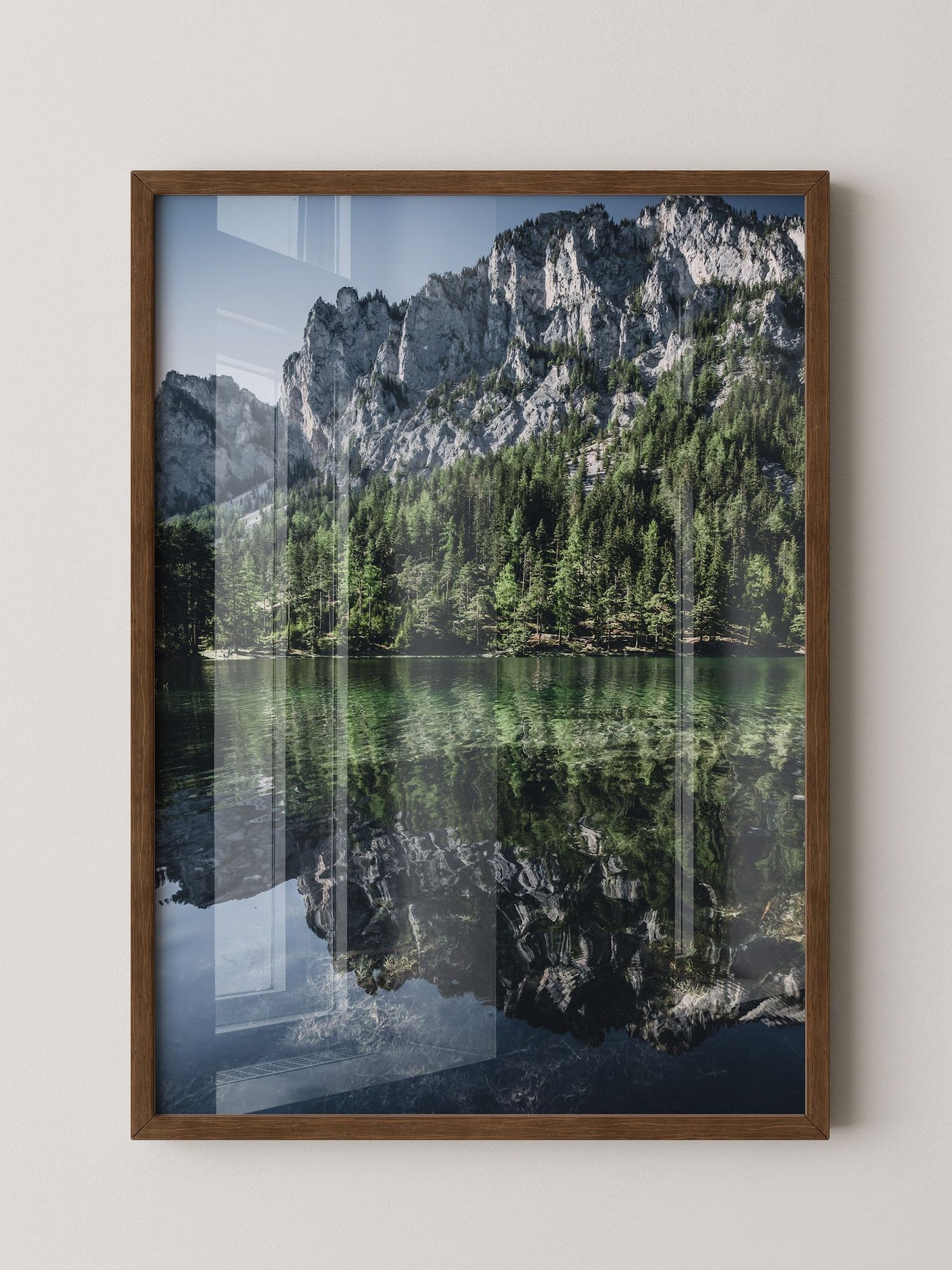 Bergsee Spiegelung alpines Grün