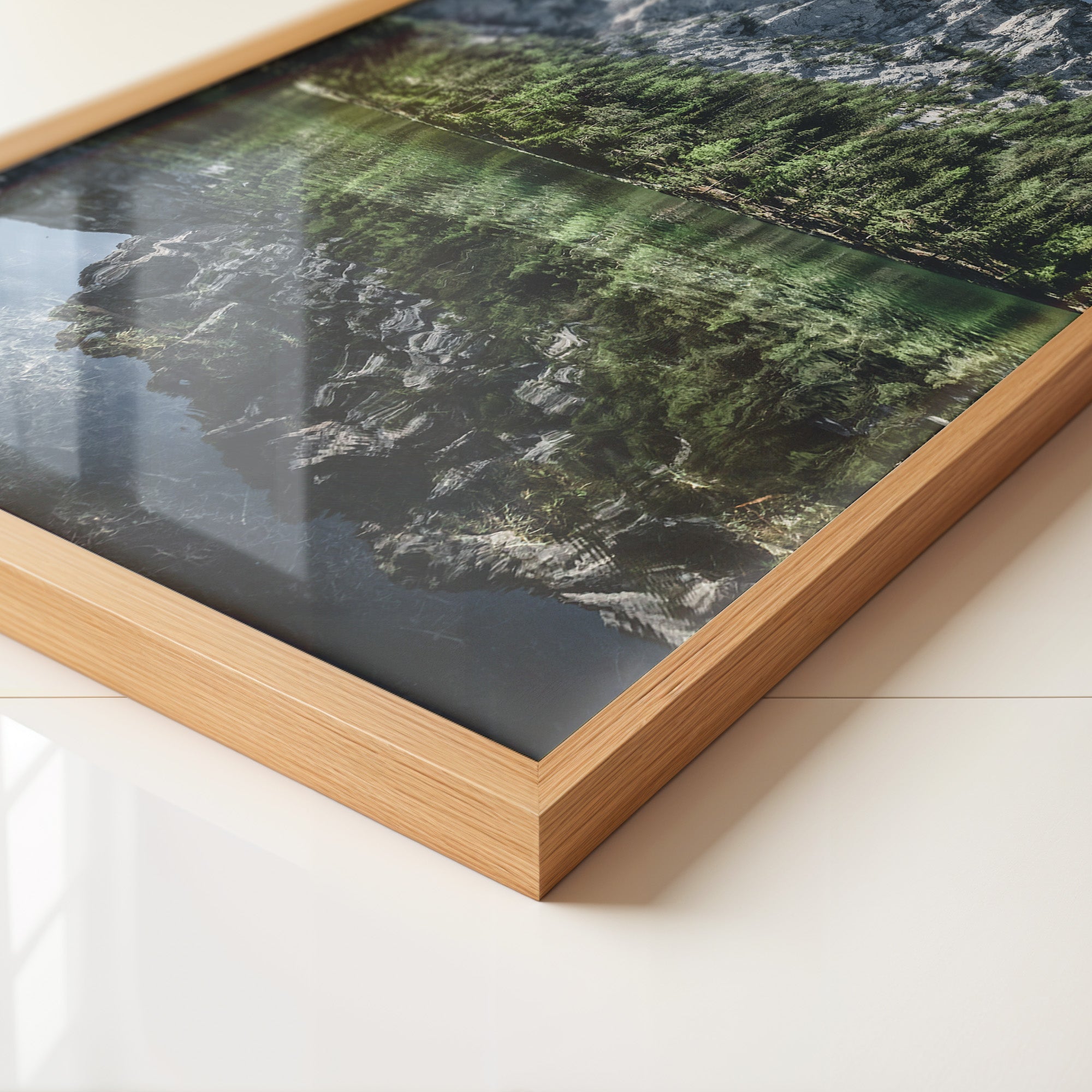 Bergsee Spiegelung alpines Grün