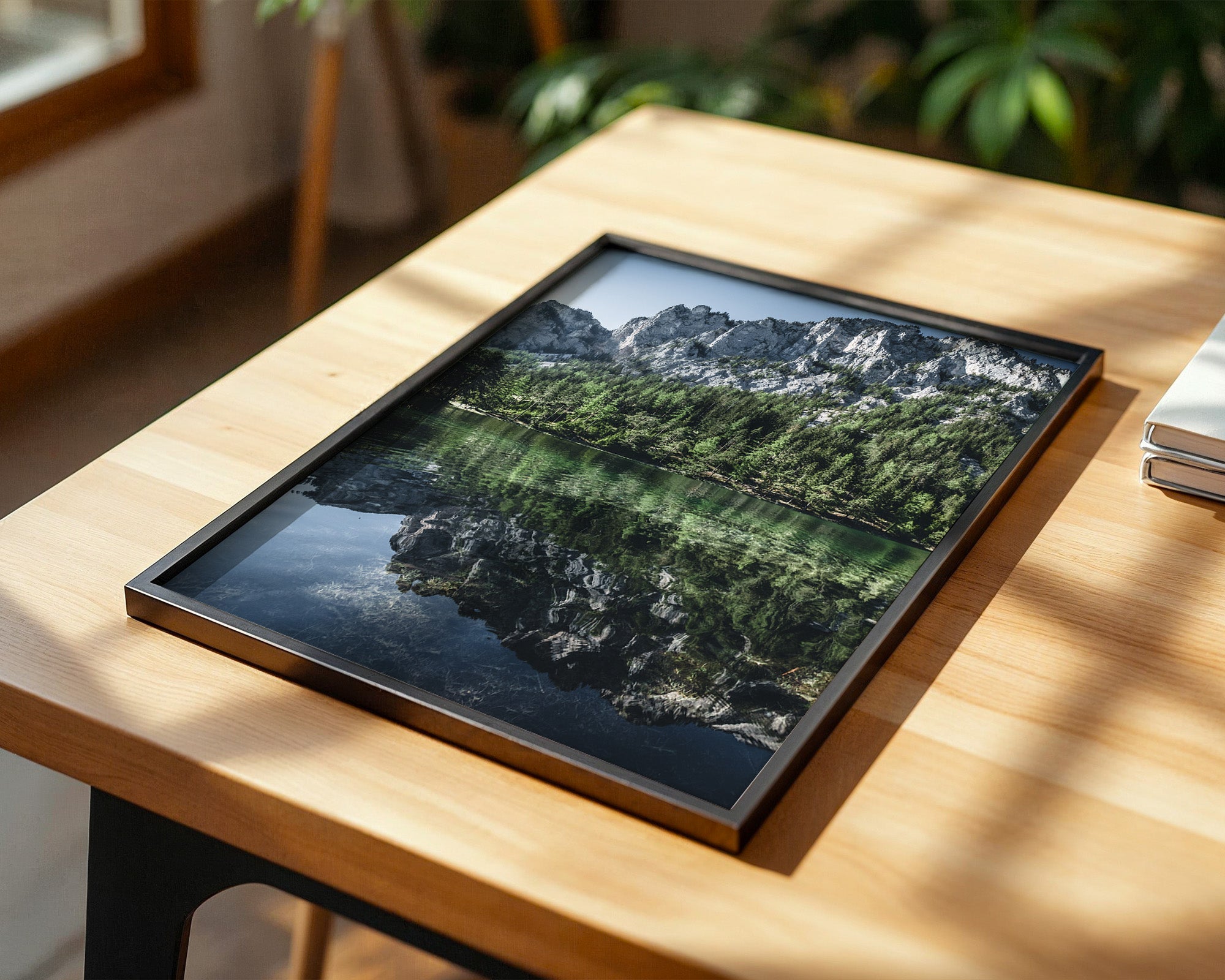 Bergsee Spiegelung alpines Grün