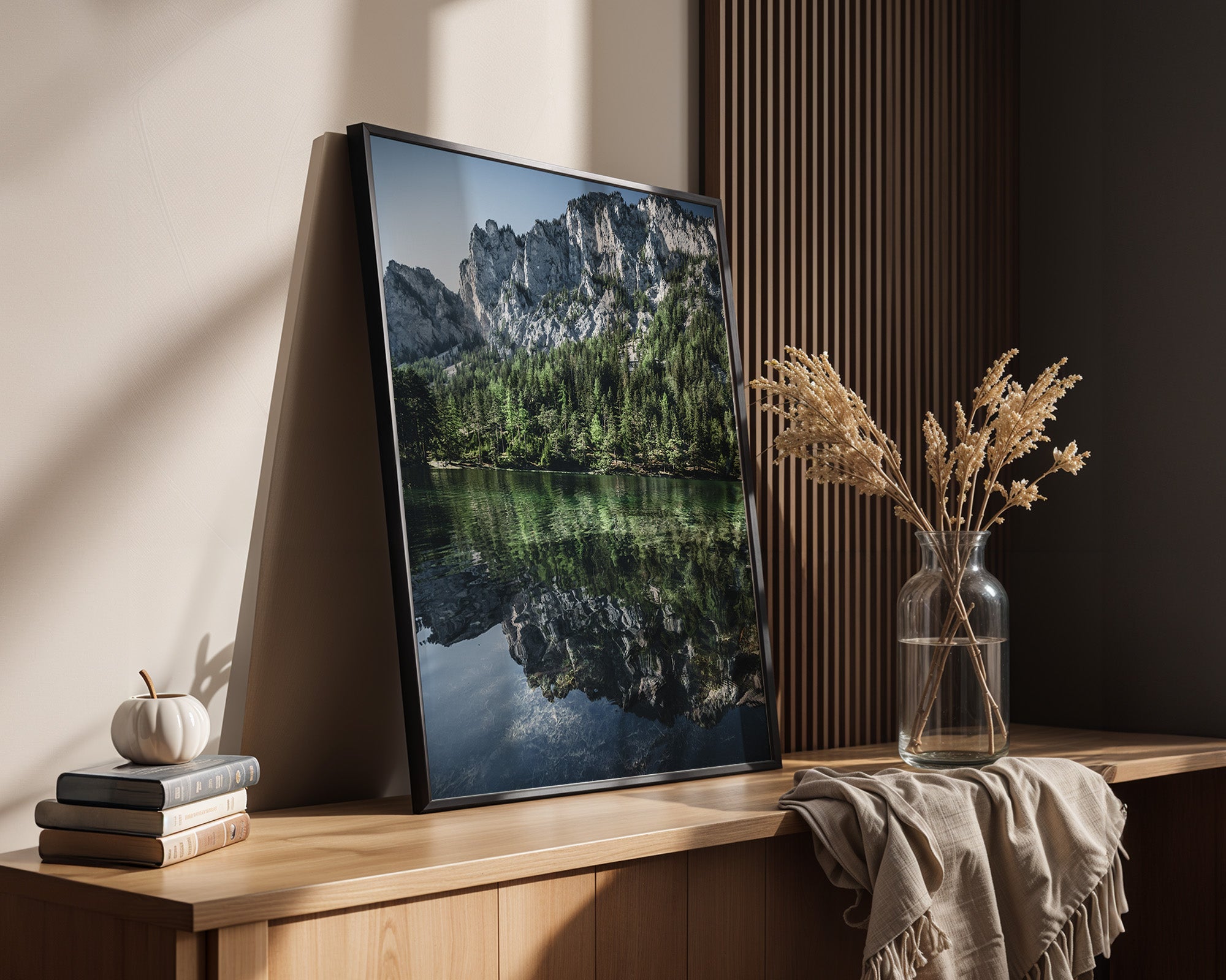 Bergsee Spiegelung alpines Grün