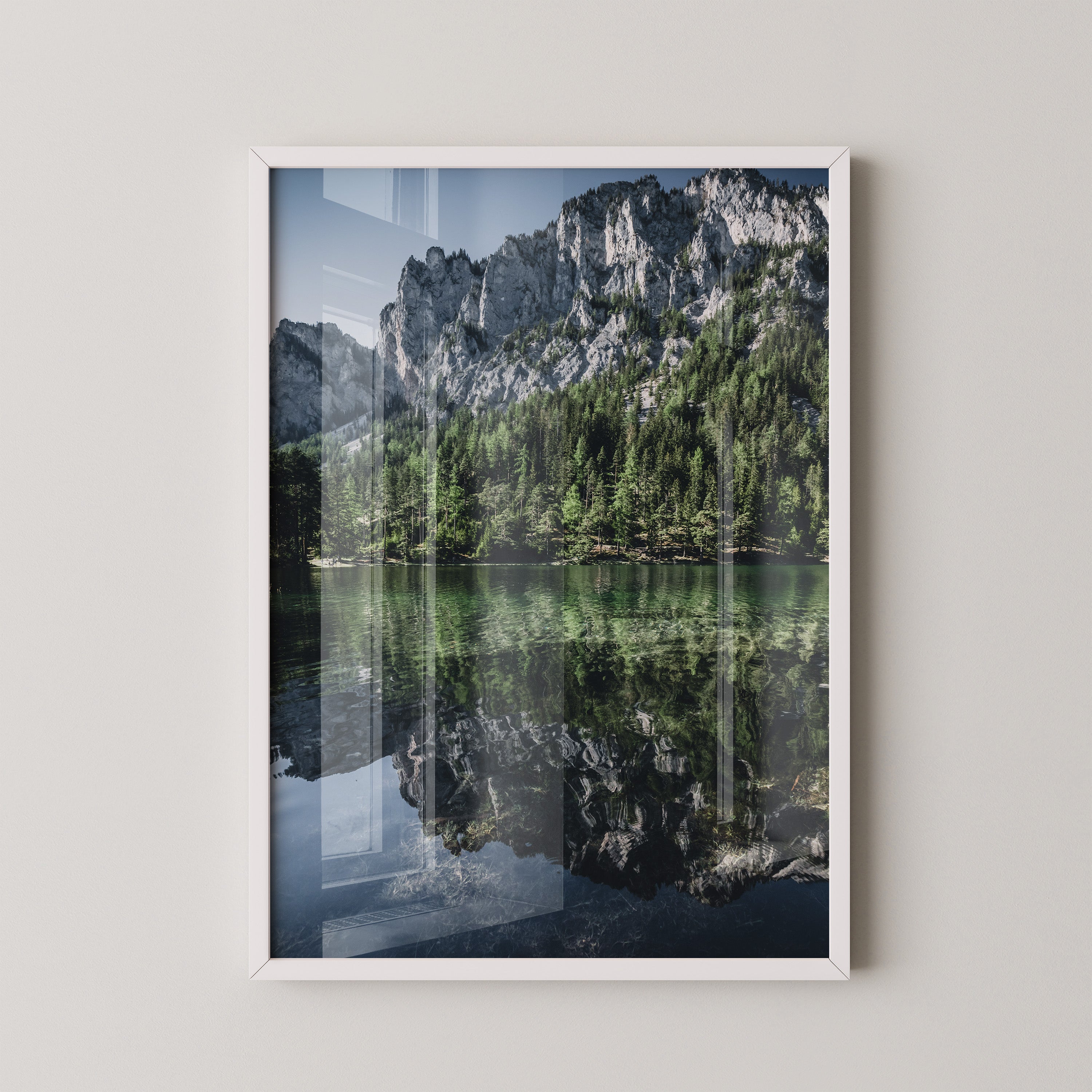Bergsee Spiegelung alpines Grün