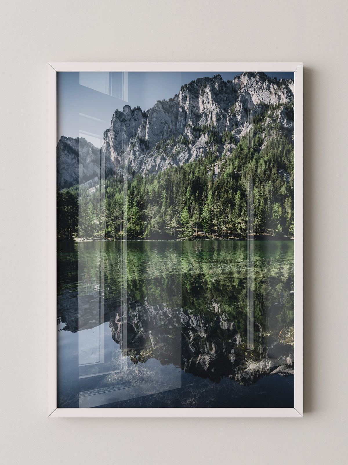 Bergsee Spiegelung alpines Grün