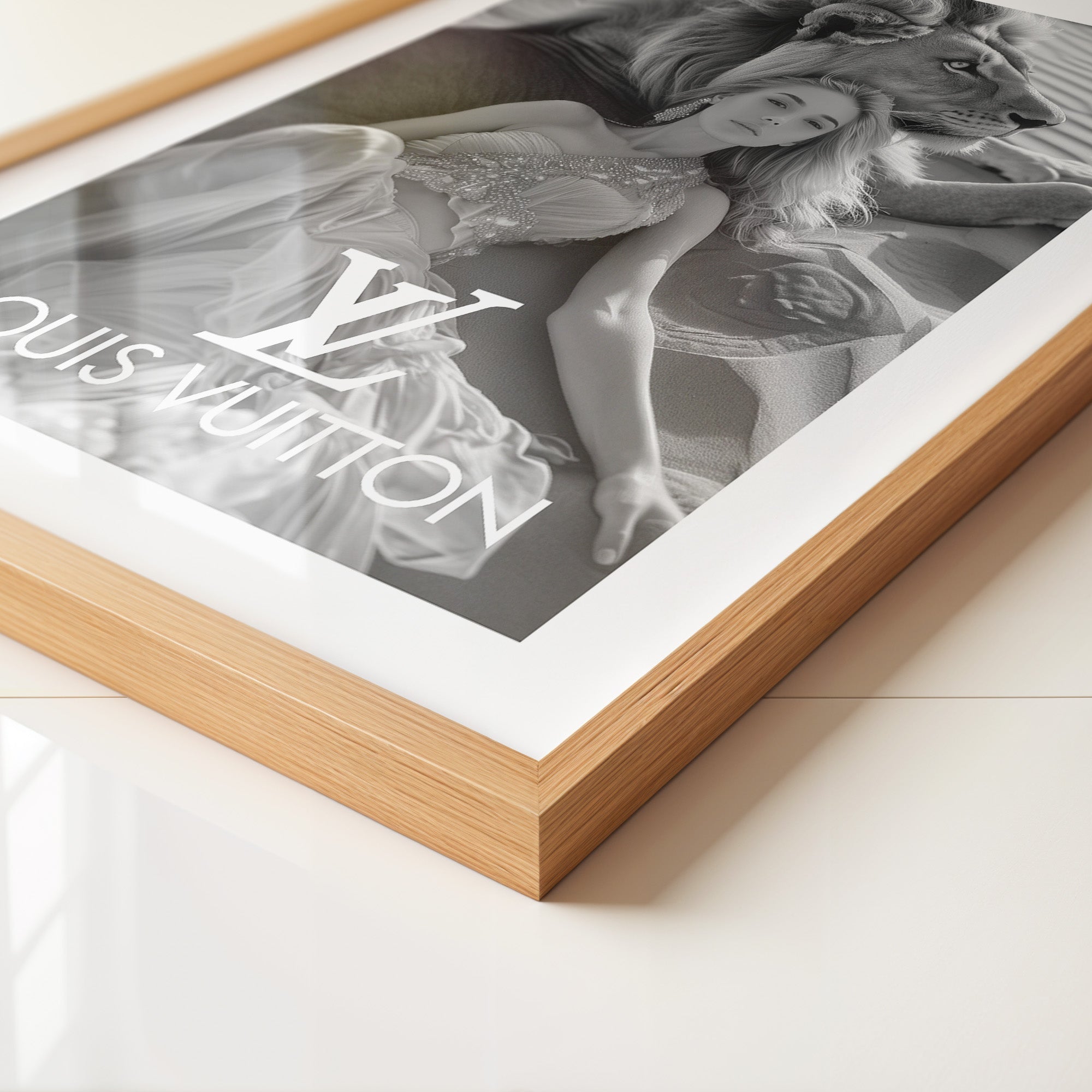 Löwe und Frau Eleganz Wüstenszene