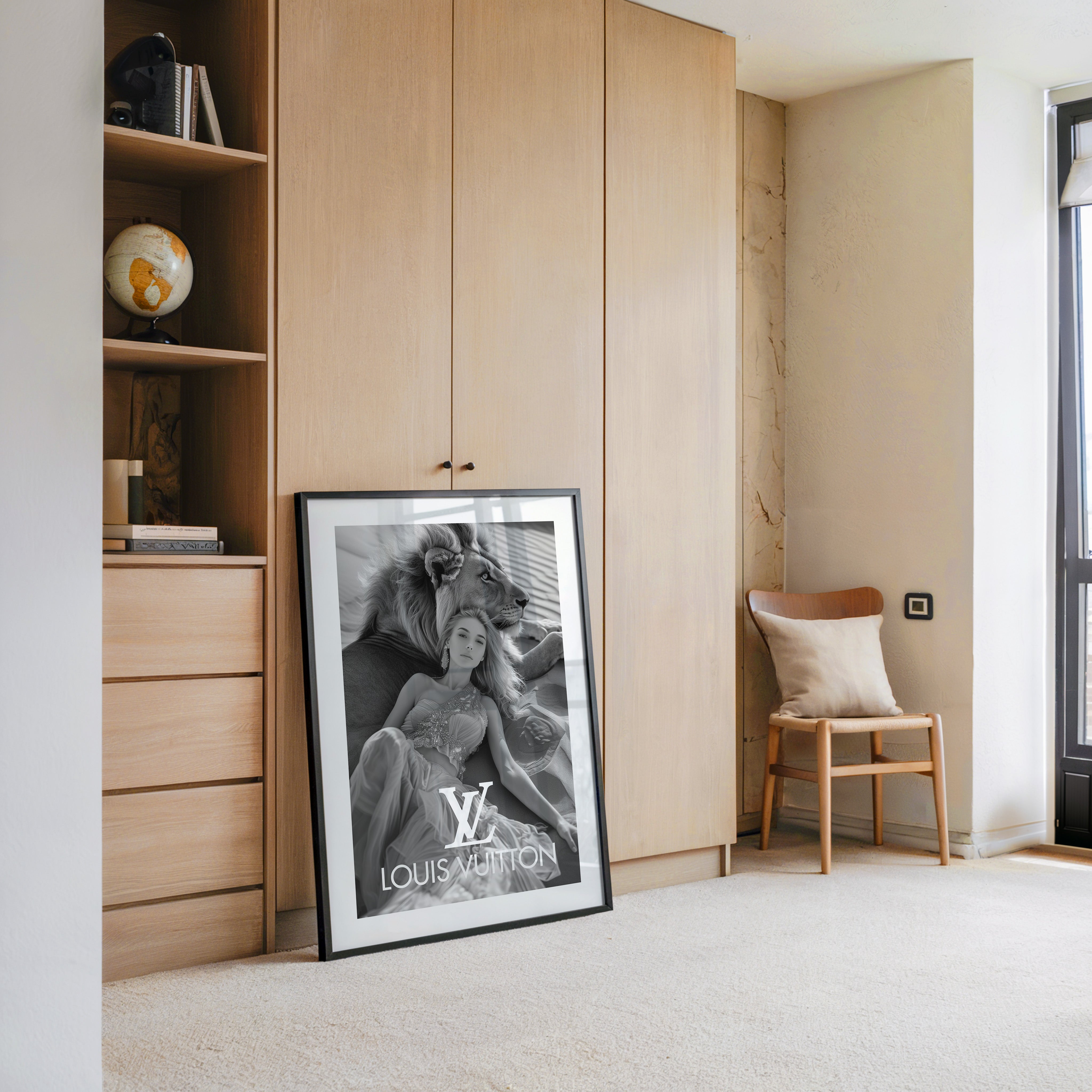 Löwe und Frau Eleganz Wüstenszene