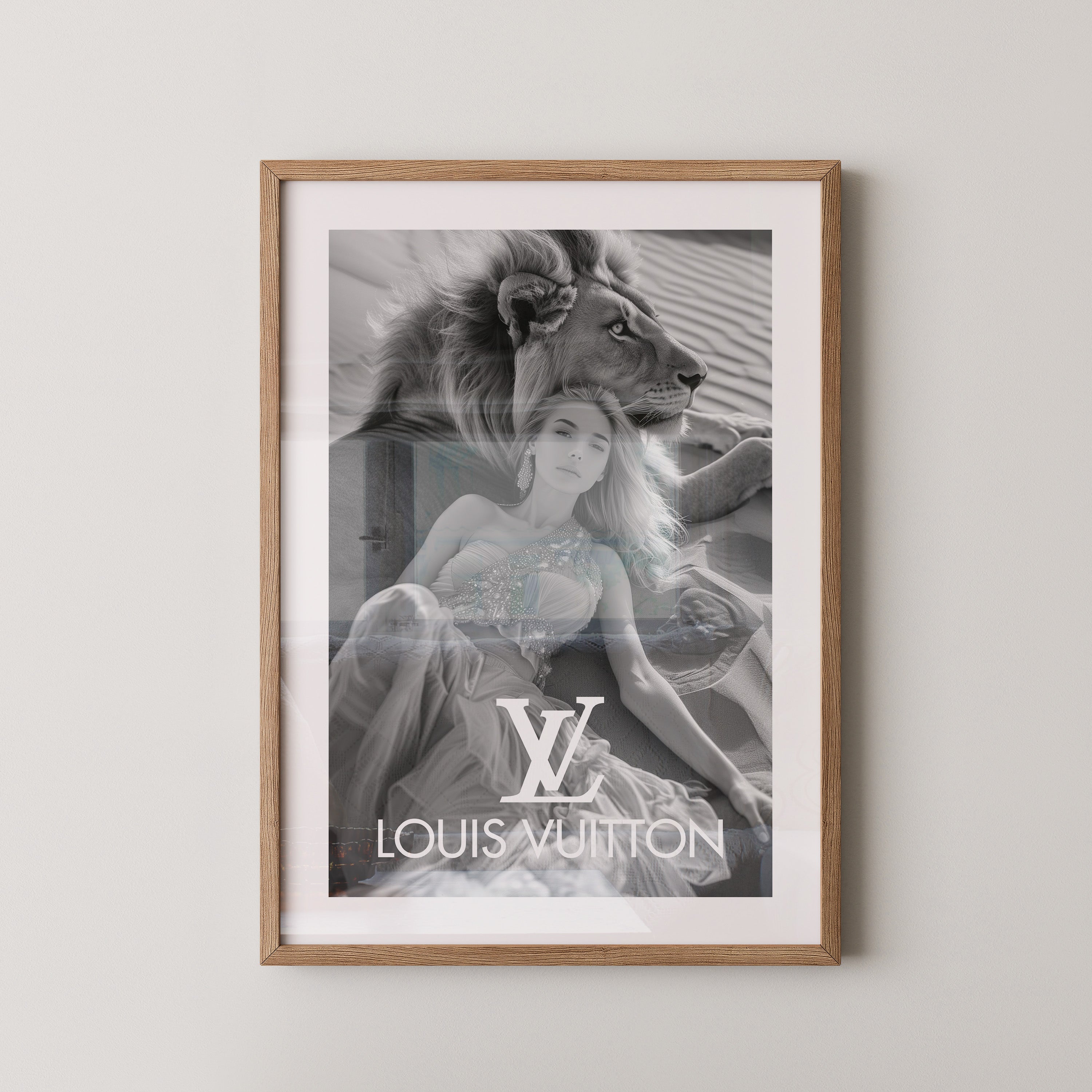 Löwe und Frau Eleganz Wüstenszene