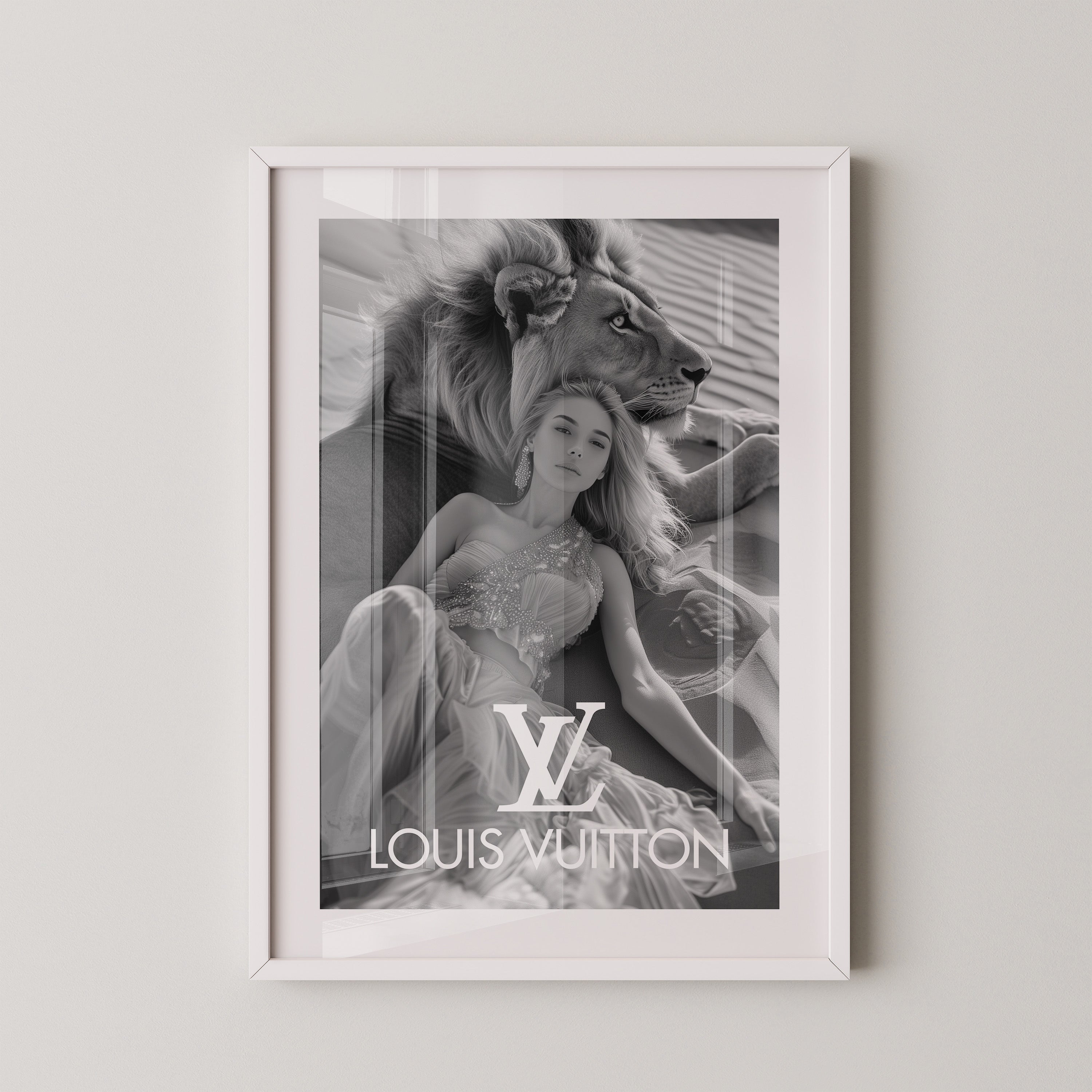 Löwe und Frau Eleganz Wüstenszene