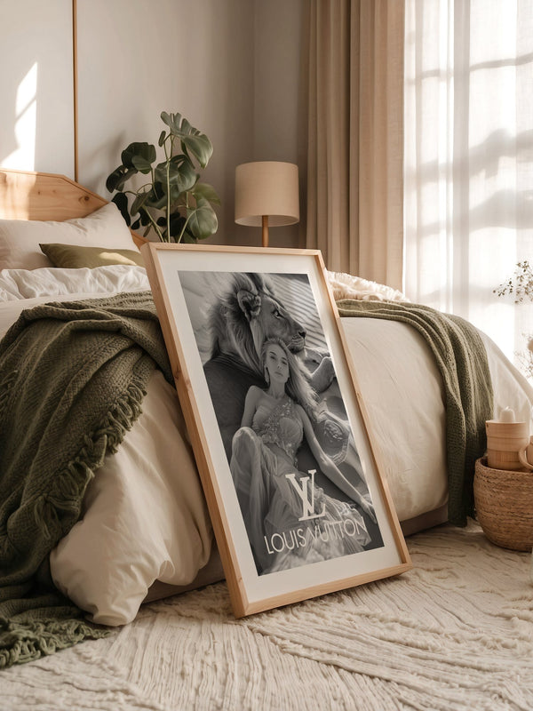 Löwe und Frau Eleganz Wüstenszene