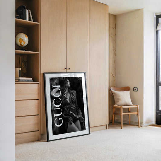 Frau mit Schlange Schwarz-Weiß