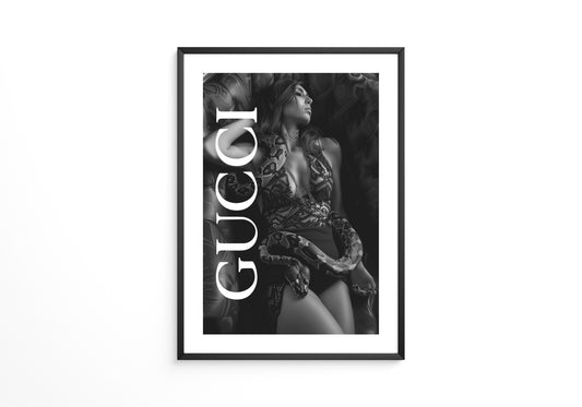 Frau mit Schlange Schwarz-Weiß