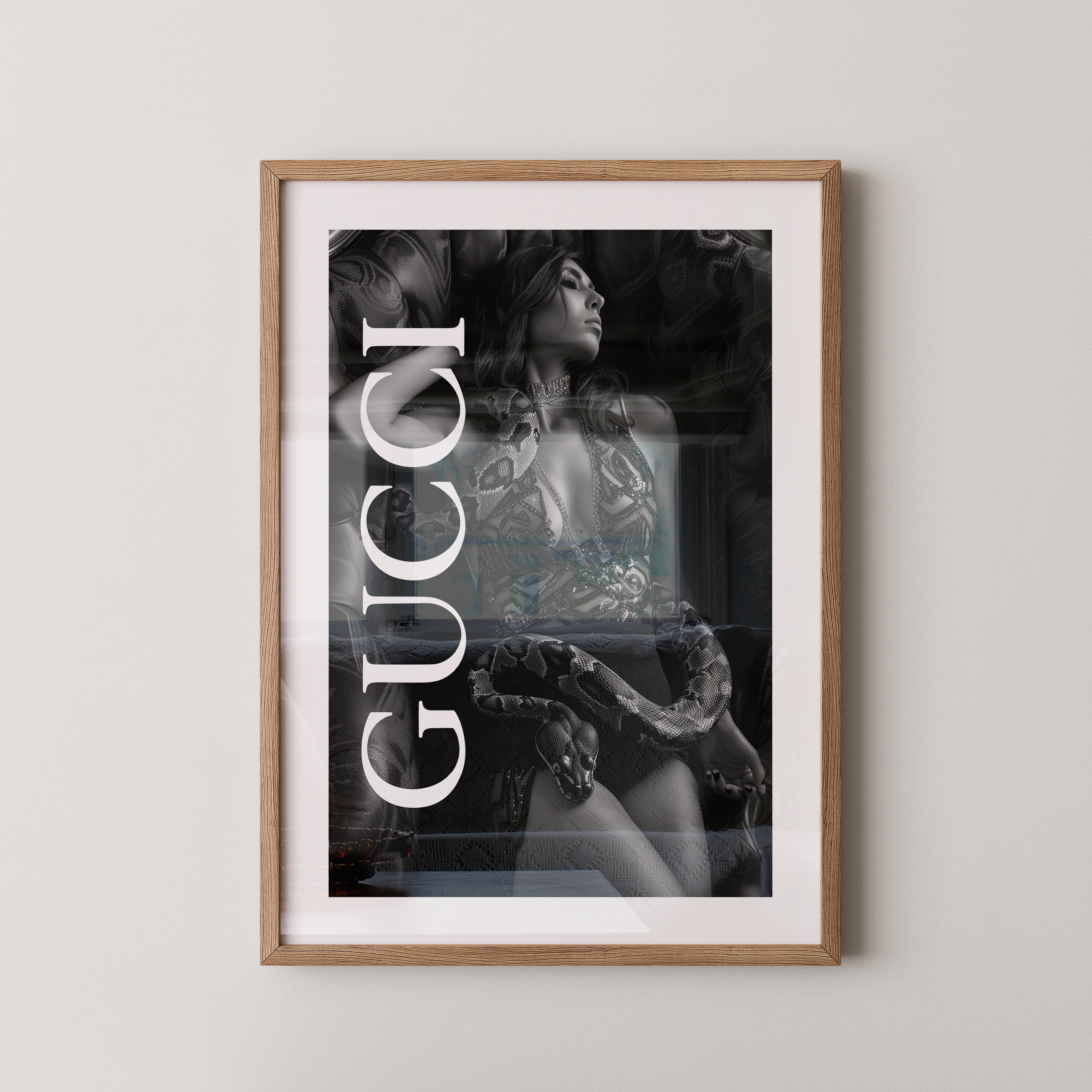 Frau mit Schlange Schwarz-Weiß