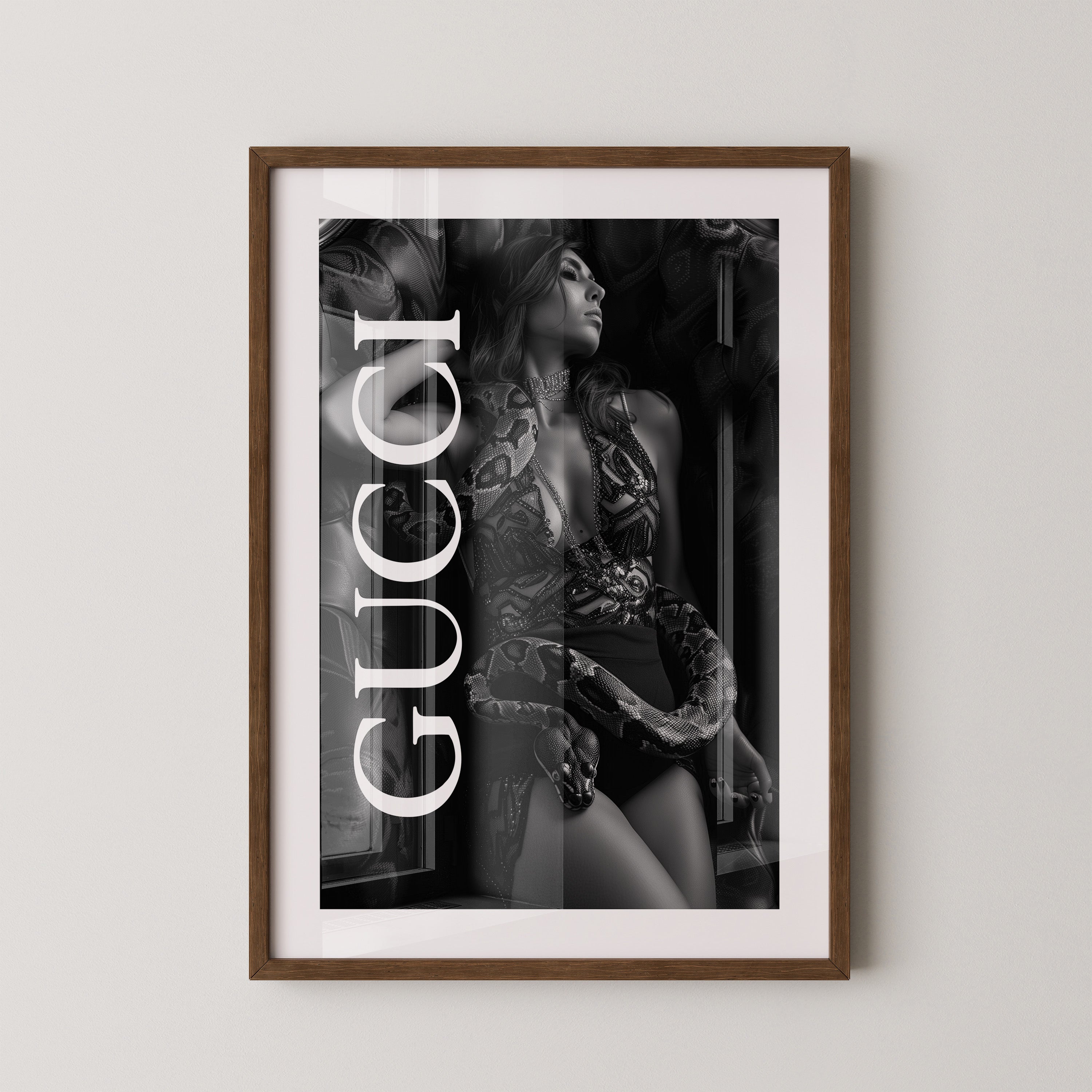 Frau mit Schlange Schwarz-Weiß