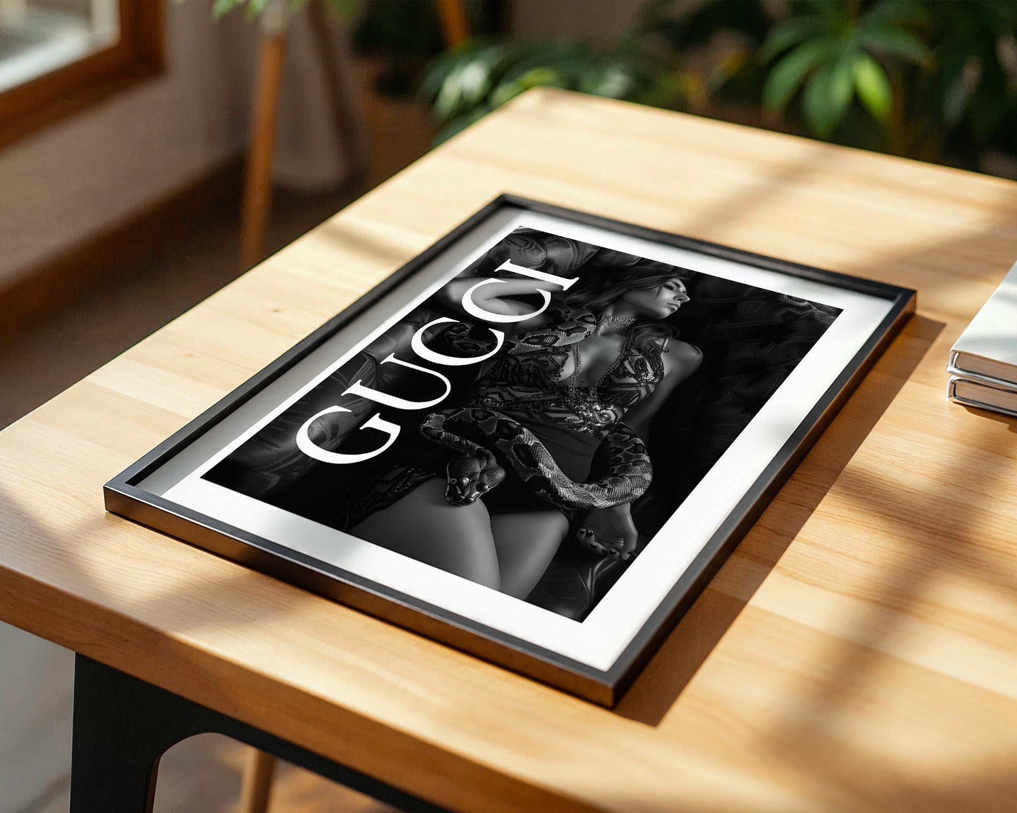 Frau mit Schlange Schwarz-Weiß