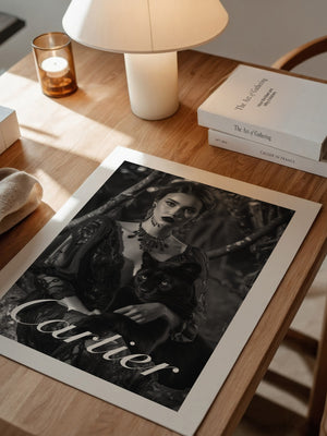 Dame mit Panther Schwarzweiß