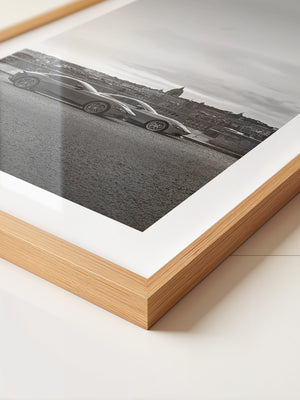 Zwei Sportwagen Stadtansicht S/W