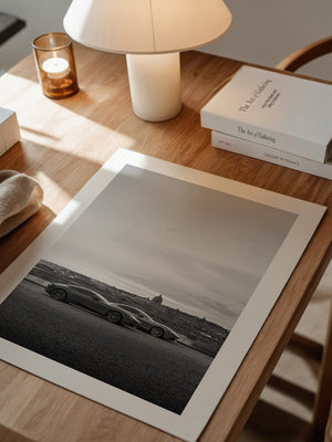 Zwei Sportwagen Stadtansicht S/W