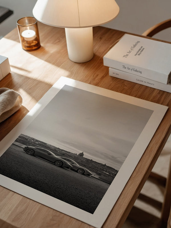 Zwei Sportwagen Stadtansicht S/W