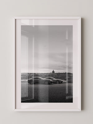 Zwei Sportwagen Stadtansicht S/W