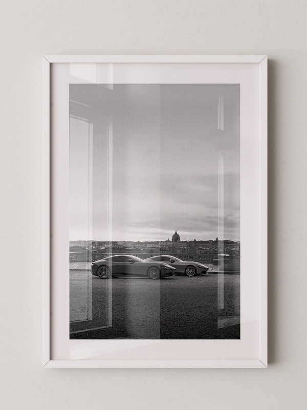 Zwei Sportwagen Stadtansicht S/W