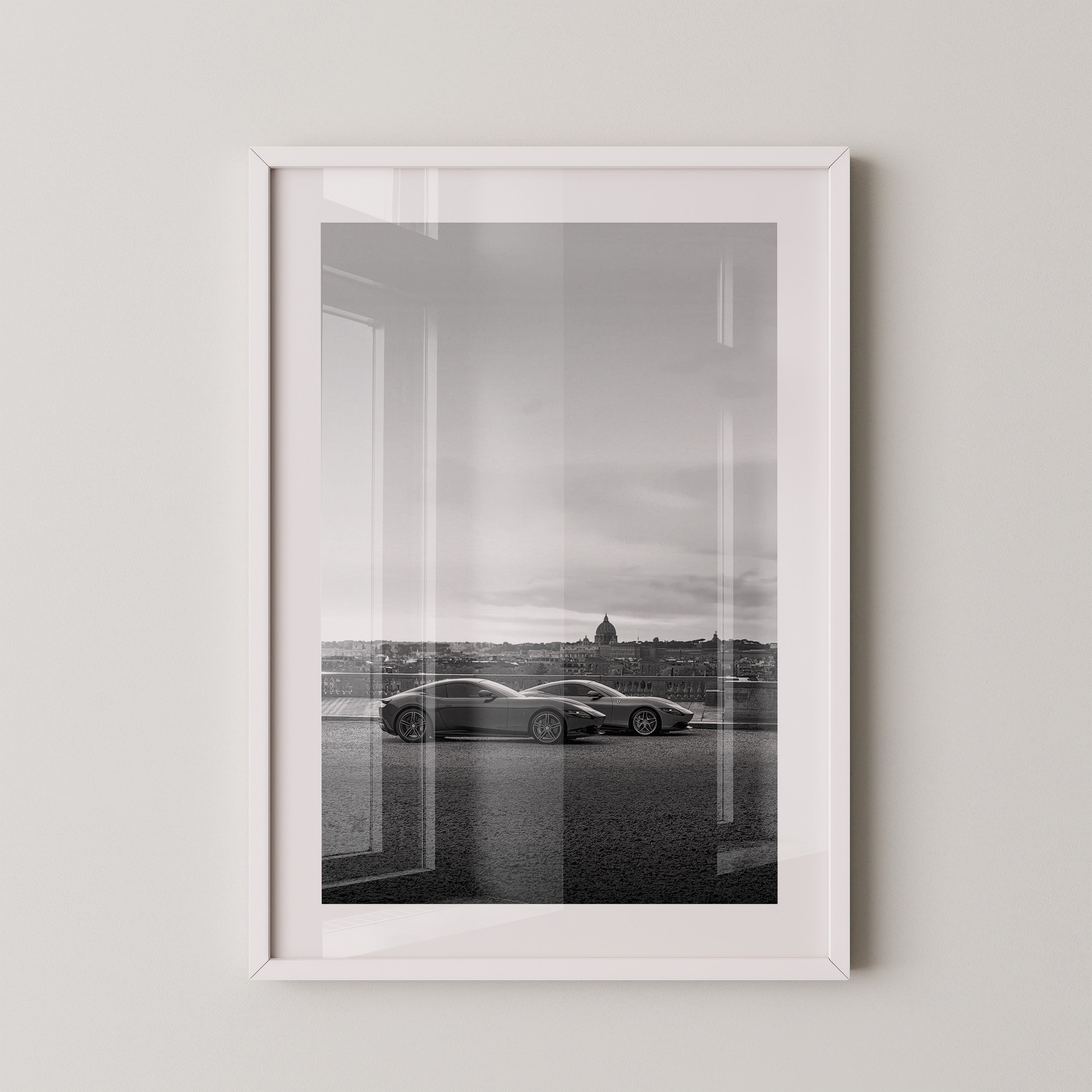 Zwei Sportwagen Stadtansicht S/W