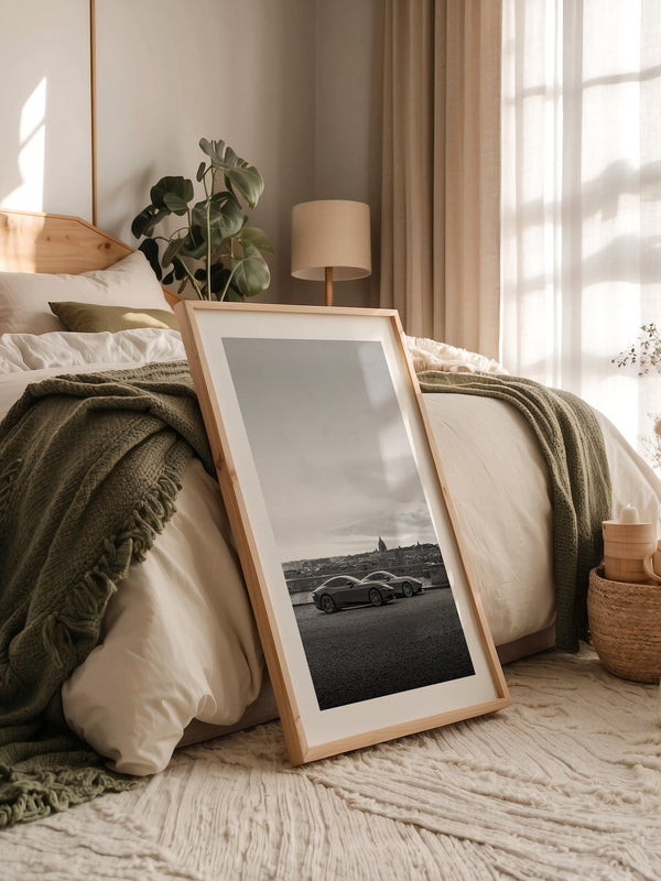 Zwei Sportwagen Stadtansicht S/W