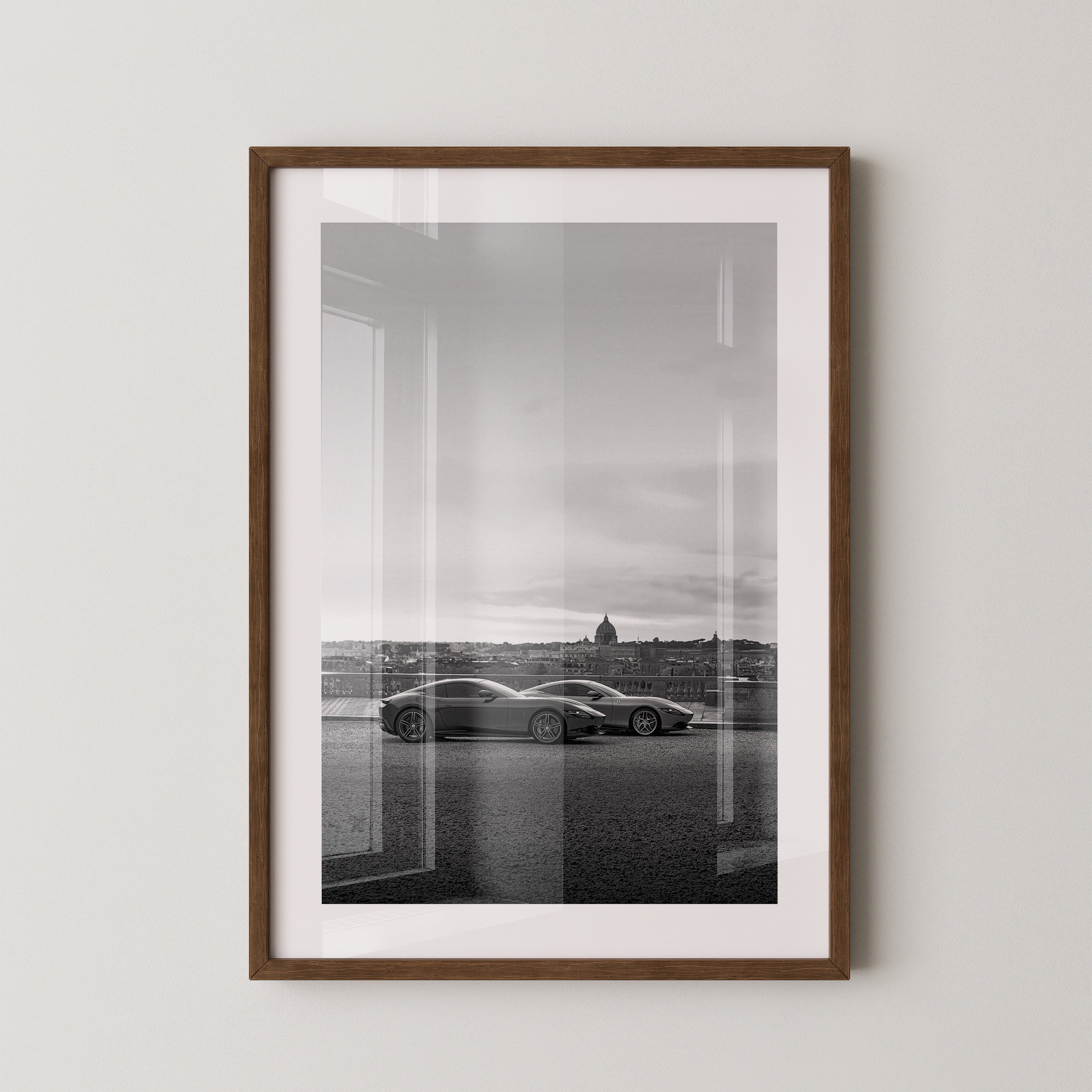 Zwei Sportwagen Stadtansicht S/W