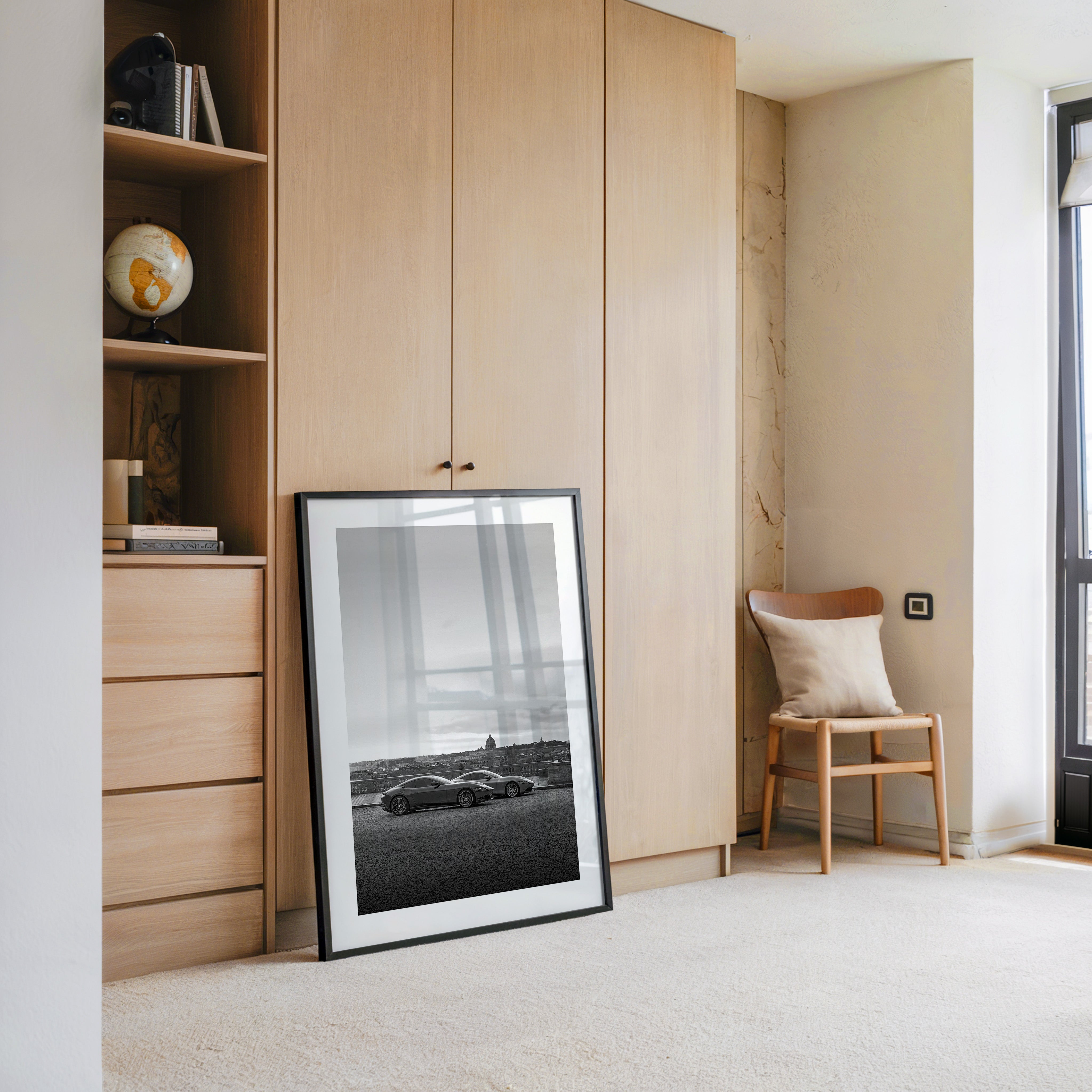 Zwei Sportwagen Stadtansicht S/W