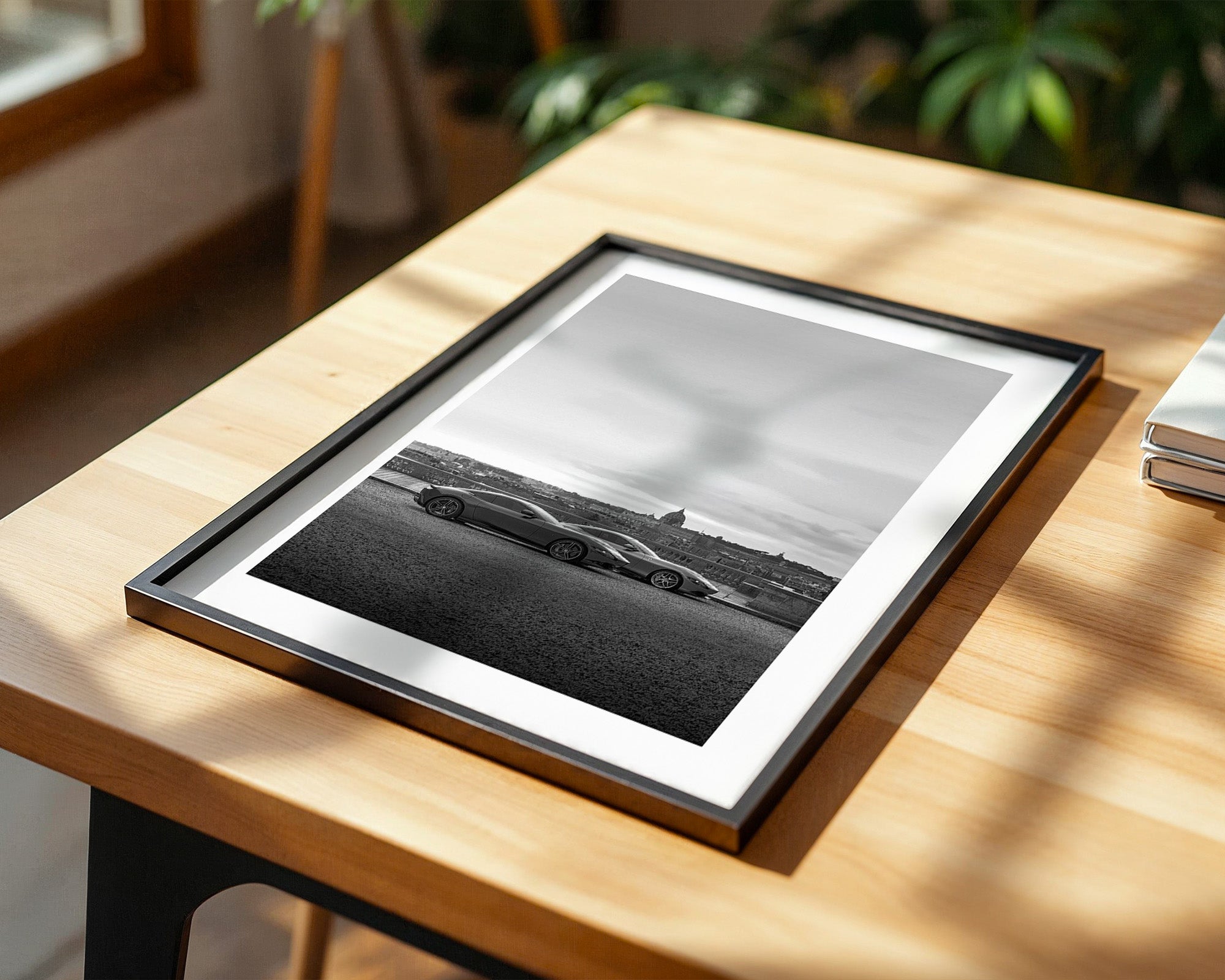 Zwei Sportwagen Stadtansicht S/W