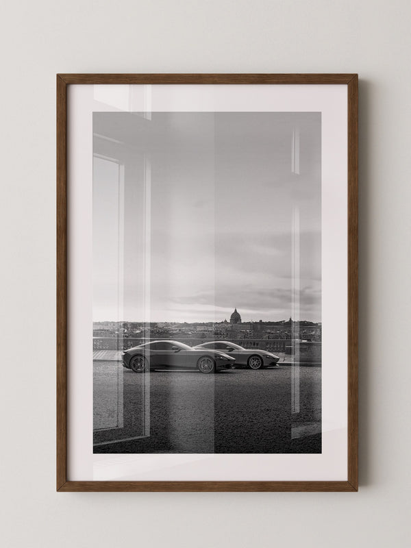 Zwei Sportwagen Stadtansicht S/W