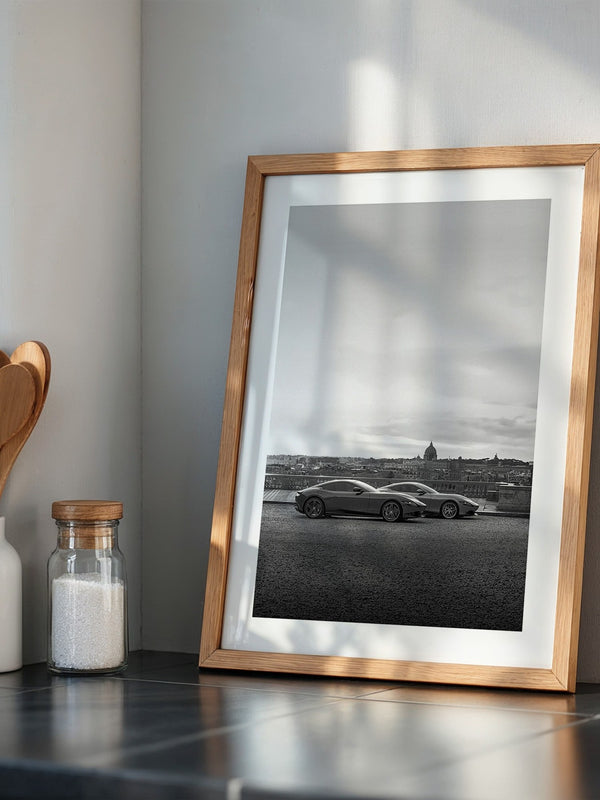 Zwei Sportwagen Stadtansicht S/W